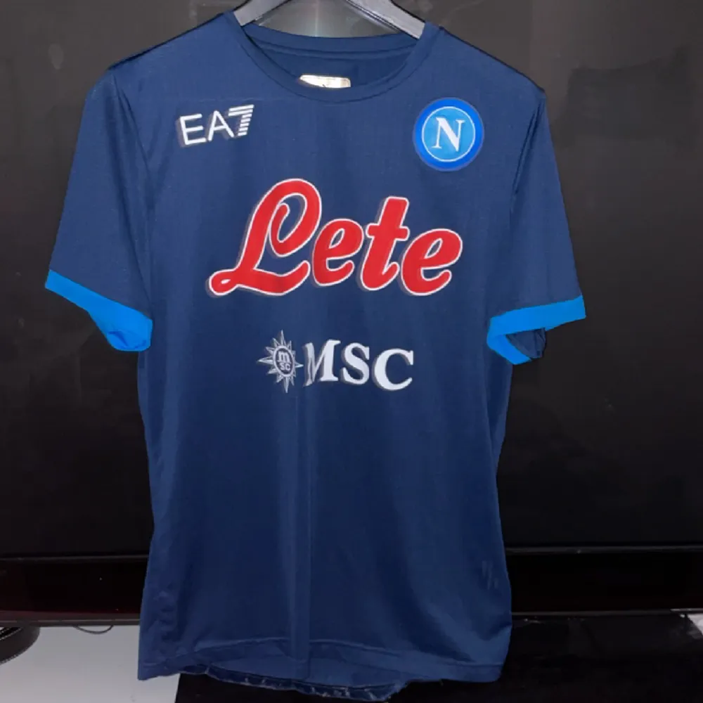 Säljer min helt oanvända Napoli tränings tröja köpt ifrån italien-napoli på en resa Hundra procent äkta köpt direkt ur affär. . T-shirts.