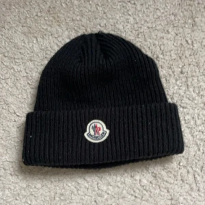 Monclear mössa  - Varm, säljer billigt för vill bli av med den då jag har köpt en ny. Bra skick ! 