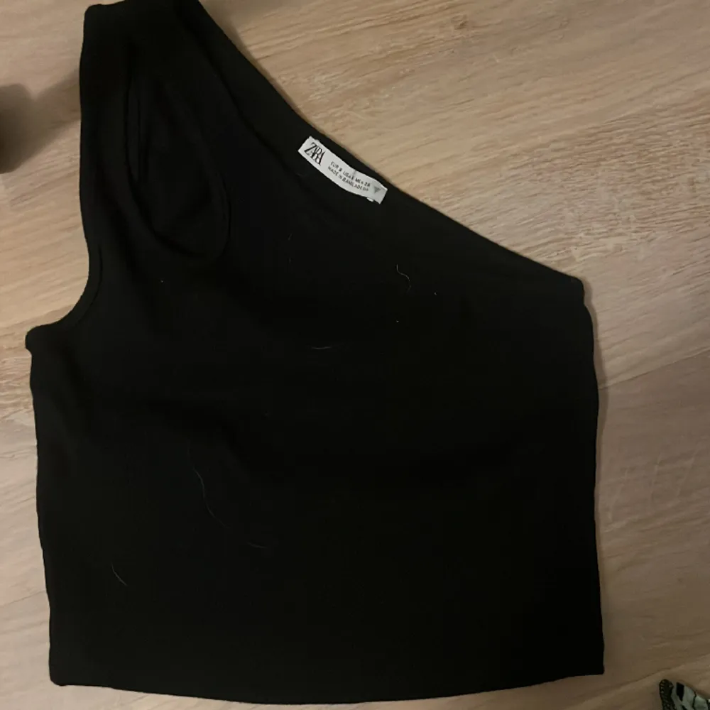 En helt oanvänt svart linne som bara är provat hemma när jag fick hem den. Då den är för liten har jag aldrig haft på mig den och inga skador. . T-shirts.