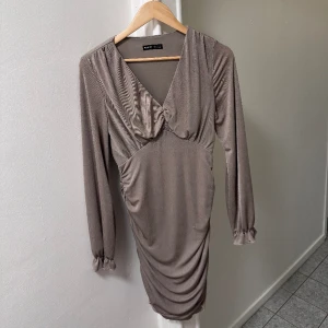 Vacker klänning  - Köpt från shein. En favorit, som jag tröttnat på helt enkelt. Sitter jättebra på kroppen. Nypris. 150kr. Hör av er ifall ni vill ha foton på hur den sitter! Passar en M också. 