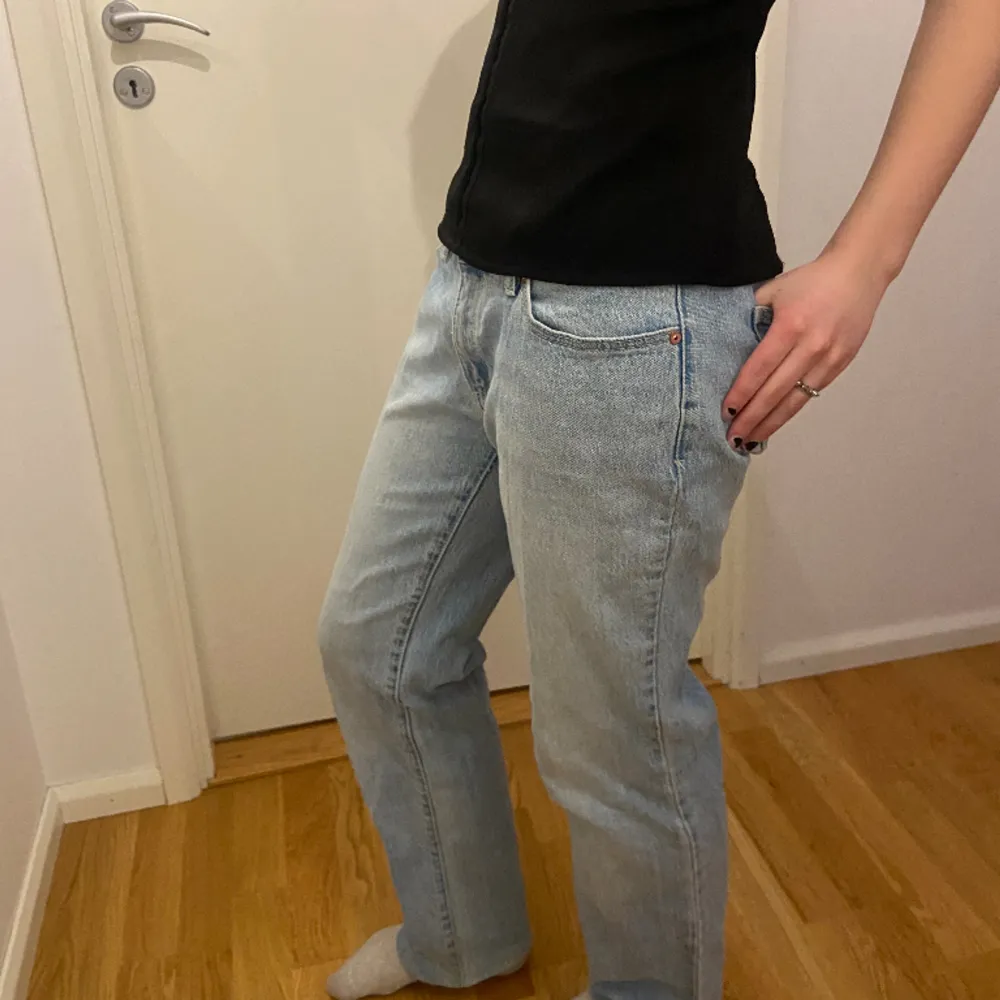 Säljer dessa lågmidjade jeans som inte längre används💘midjemått: 39cm   Innerbenslängd: 74cm. Jeans & Byxor.