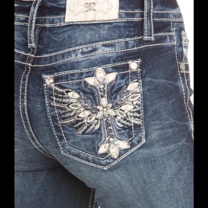 SÖKER MISS ME JEANS!! - storlek: 28 spelar ingen roll vad det är på fickorna. Pris: max 500