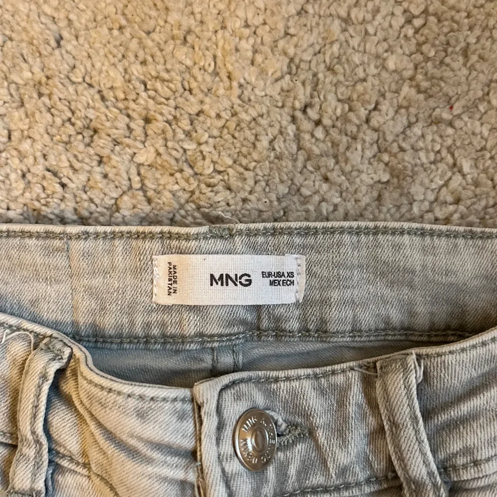 Bootcut jeans från mango, lite slitna i kanten men det ser bra ut.  Gråa och inte jättelågmidjade.  Ingen utskriven storlek men gissar på 146-152. Jeans & Byxor.