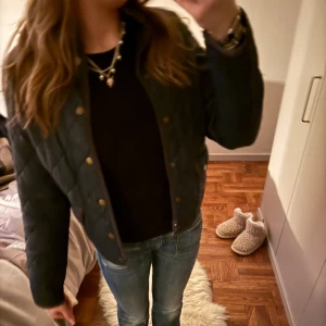 Dunjacka  - Säljer jättesöt blå dunjacka, köptes i Danmark och är perfekt inför våren!! Säljer då jag inte använder den, kan sänka pris vid snabbaffär