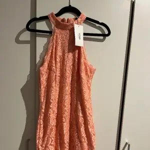 En fin klänning med prislappen kvar då den aldrig kom till användning 