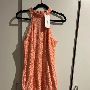 Klänning  - En fin klänning med prislappen kvar då den aldrig kom till användning 