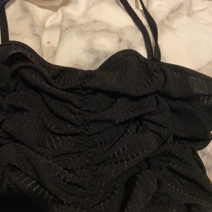 Linne - Ett svart linne som är väldigt skönt och inte så tjockt. Väldigt lätt och skönt❣️