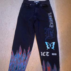 Svarta jeans med blå eldflammor och Y2K print, funkar för både tjejer och killar, Väldigt bra skick bara använd 1 gång(())