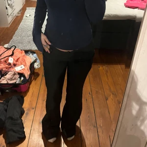 Lågmidjade kostymbyxor  - Ett bar as snygga lågmidjade kostymbyxor från bikbok som inte säljs längre, storlek 34 men är som 32 ny pris 500 säljer för 350, aldrig använda 