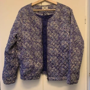 Jacka Noa Noa - Lätt vadderad jacka som är perfekt under vårvintern. Bomullstyg och polyesterfyllning. Mjuk men ostretchig