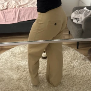 Beige kostymbyxor  - Säljer dessa beige kostymbyxorna då de inte längre kommer till användning 🩷Hon på bilden är 165 så skulle säga att de passar bättre om du är 170 då de är ganska långa💕💕😙