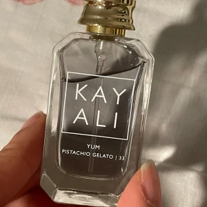 kayali pistachio gelato - köpte idag men går nt att lämna tbx :(( det är pistacho gelato btw 