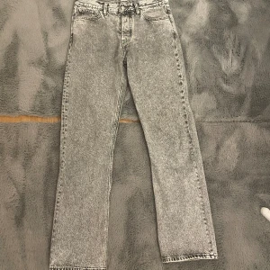 Hope Jeans  - Tjo, säljer mina feta Hope Jeans för dme inte används. Skick 10/10 inga defekter storlek 30/32.  Köpta på Hope’s egna affär i slussen, ny pris på dessa är 1700. Skriv gärna vid frågor, kom privat om du vill ha mer bilder på byxorna 