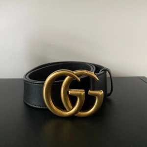 Gucci Bälte - Säljer mitt Gucci Man Belt W.30 GG MAR, stl: 80 i nyskick🌟Köpt i Stockholmsbutiken (kvitto finns). Säljer då det tyvärr inte kommit till användning, använts 1 gång🌟Box, dustbag, tag och kvitto medföljer(se bild 3)🌟Ett extra hål är gjort, ej avvikande