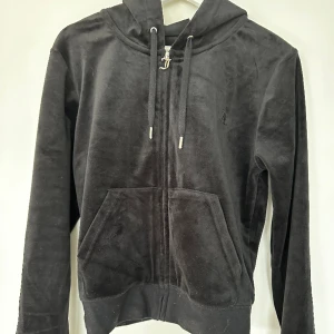 Juice couture mjukisset  - Tröjan är storlek XL men väldigt liten i storleken så passar en M.   Byxorna storlek L och ganska normal i storlek.   Sparsamt använt. Säljes endast för att det blivit för stort för mig.  Nypris totalt: ca 2500kr Säljes för 800kr