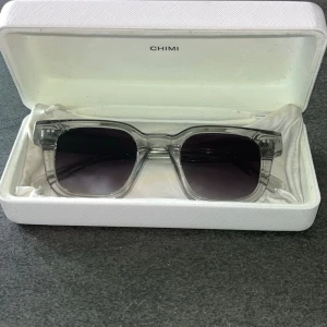 CHIMI 04 Grey - Säljer nu mina chimis 04. Använda ett fåtal gånger. Finns inga repor i glaset. Hör av dig vid frågor!