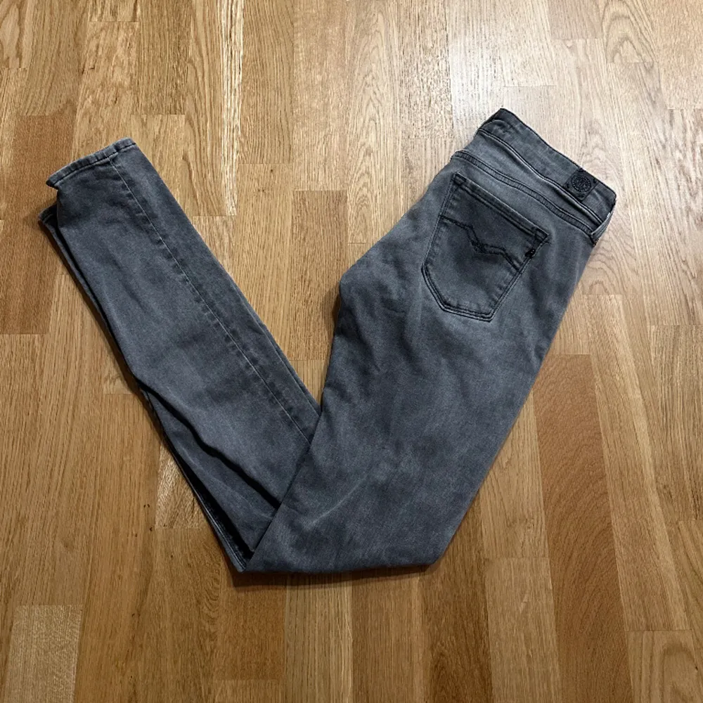 Säljer nu dessa sjukt snygga replay jeansen | skick 9/10 | ny pris 3000 kr | mitt pris 499 kr | Hör av dig vid lilla minsta fundering 😁. Jeans & Byxor.