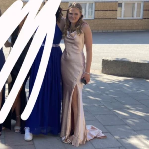 Balklänning - Använd 1 gång under balen. Skick 10/10❤️ Skriv för bättre bilder!