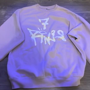 En snygg ariana tröja  - Väldigt snygg har aldrig haft på mig den 