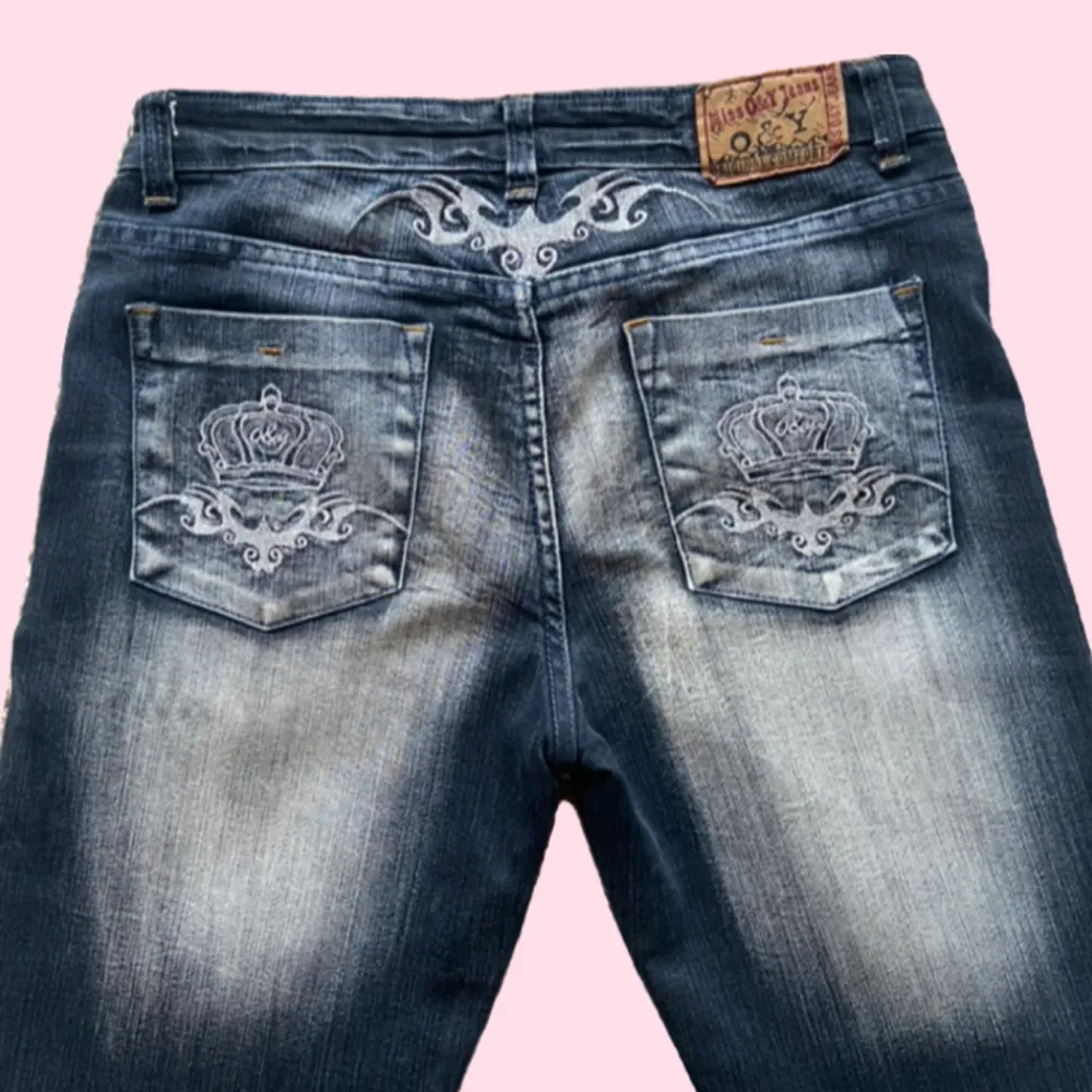 coola flare jeans från märket o&y jeans! lite bubbligt på vissa ställen i tyget på låren (kan ses lite på sista bilden), men annars i fint skick. tyget är stretchigt och passar mig som är S-M.   kontakta gärna vid frågor <3. Jeans & Byxor.