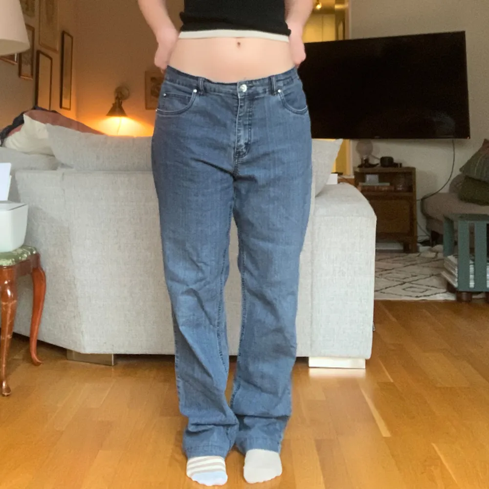 Fina jeans med snygga detaljer! . Jeans & Byxor.