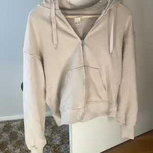 Jättefin beige zip hoodie från HM, själjer den eftersom att jag inte använder den längre, inga skador på tröjan o knappt använd 🤗