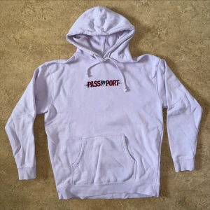 Lila Hoodie - Lila Hoodie med broderad text ”passport”