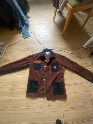 Randig Jacka - Röd och svart vårjacka i mycket bra skick!