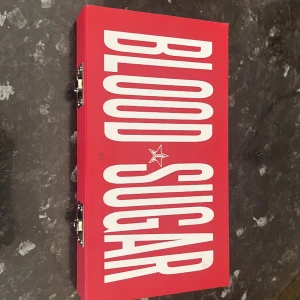 Blood Sugar Palett  - Ca mått längd 21,5 cm, bredd 12 cm, djup 4 cm. Endast swatchat 1 nyans med ren borste, nån mikro skavank på fodral ingen noterbart. Nyskick. 