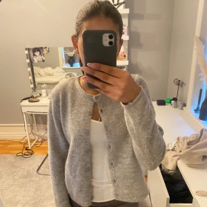 Stickad kofta - Jätte fin stickad kofta som inte kommer till användning❤️köp gärna via köp nu!!