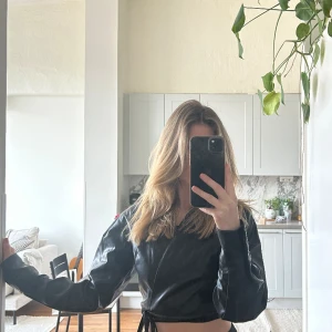 En bolero i fake skinn  - Väldigt snygg