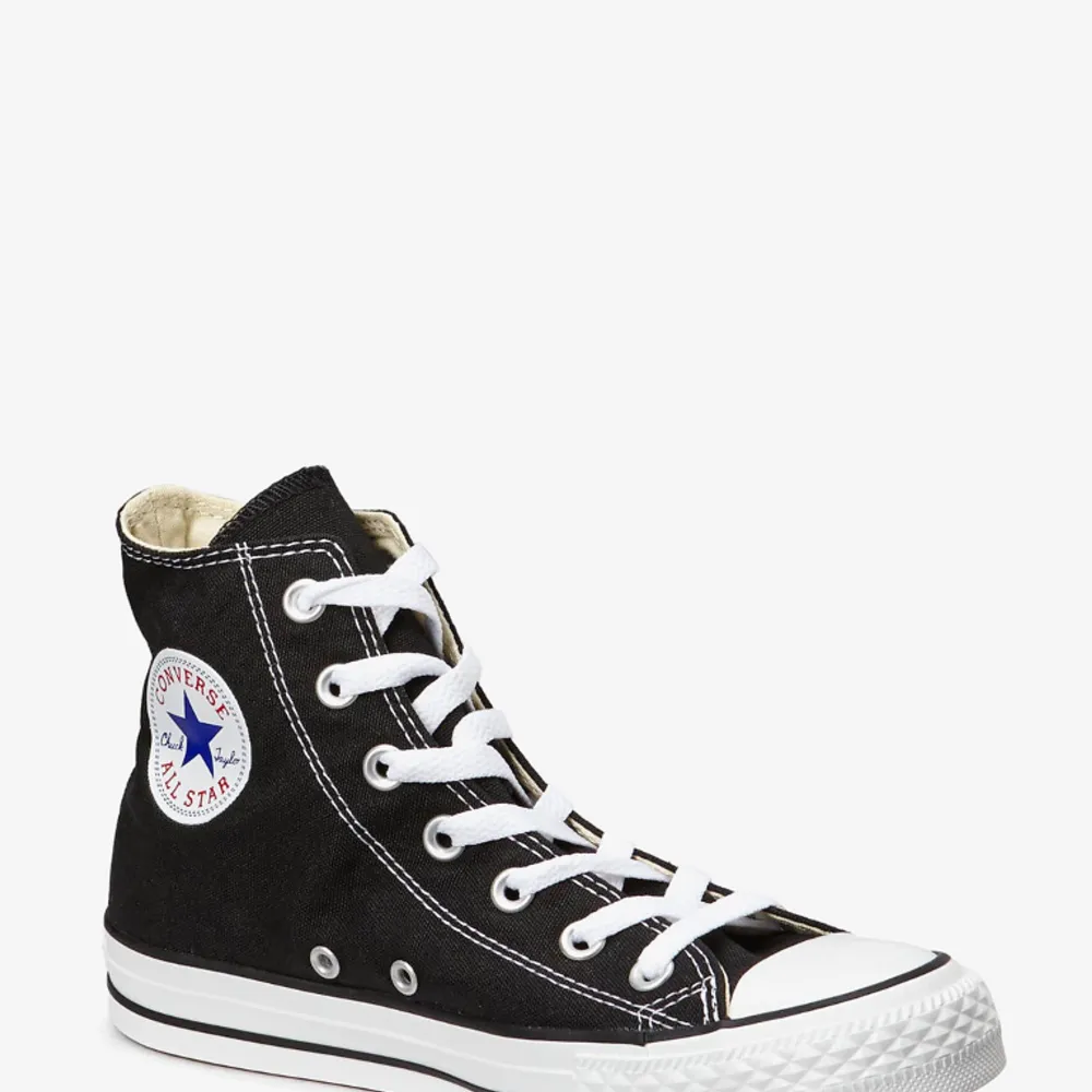 Säljer dessa converse skor som är använda endast en gång och i nyskick. De är i storlek 36,5.🥰. Skor.