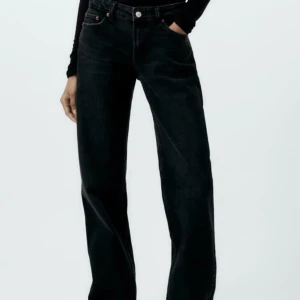 Straight midwaist jeans - Straight midwaist jeans från zara, ganska urtvättade men ändå i okej skick🩷