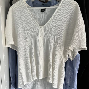 Vit blus - Helt ny utan prislapp endast testad. Strl 34/36