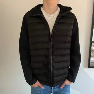 Didriksons cardigan  - En riktig fett cardigan från Didriksons. Killen på bilden är 184 cm o 70 kg. Bra skick 9/10. Tveka inte att höra av er!!! 