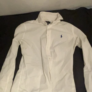 Vit Ralph lauren skjorta - En as fet Ralph laure skjorta köpt på hede| den är storlek small och sitter slim fit| nästan helt oanvänd| perfekt på skjortfredagar|