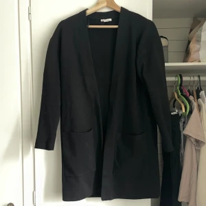 Kofta - Suuuper fin och bekväm kofta i helt fräsch skick!! Storlek finns i tredje bilden. För frågor osv är det bara att skriva 🧸