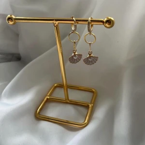 Örhängen  - Så snygga örhängen med hjärtan. Köp för 119kr/st eller 199kr/par. Modell 076