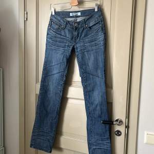 💗Säljer mina jättefina lågmidjade jeans då dem inte längre kommer till användning, inga slitningar💗Innerbenslängden är ca 82cm och midjemåttet är ca 77cm