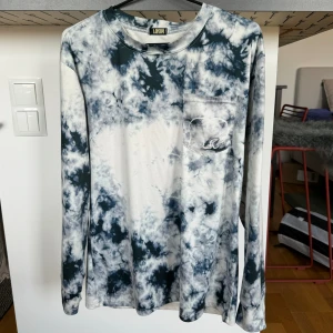 Långärmad tröja - Står ingen storlek men skulle säga S. Gott skick! Väldigt skönt träningsliknande material.   Katt finns i hemmet. 