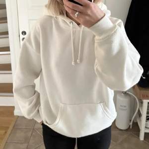 (Lånade bilder) Säljer denna hoodien då den inte kommer till användning💞 Fint skick och inga defekter, strl S Egna bilder finns vid intresse Nypris: 399 kr Pris går att diskutera💞
