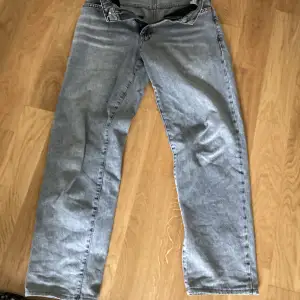Ett par feta woodbird jeans utan tecken på användning i storlek 27W och 32L. Jeansen är modellen leroy ash och är straght fit.  Nypris är 1000 då jag nu säljer dom för 250 kr. Pris kan sänkas vid snabb affär🤙