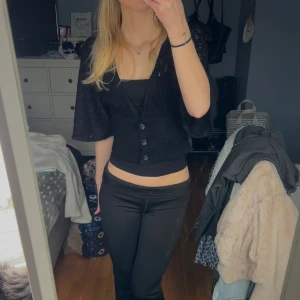 Svart bolero - Svart stickad/virkad bolero med knappar från ginatricot. Storlek S. Perfekt till sommaren. Lite vidare trekvartsärm. Bra skick. Skriv privat för fler frågor eller bilder 🤗