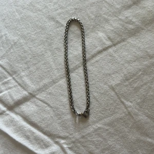 silverarmband!! - det är ett armband jag fick av en kompis i födelsedagspresent. det är rostfrittstål som är silver platerat. som ni ser på bilden är det tyvärr för stort så jag säljer det här istället för 80kr