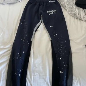 GALLERY DEPT Byxor - Säljer dessa byxor på grund av för liten storlek. Aldrig använt. Hör av dig vid frågor