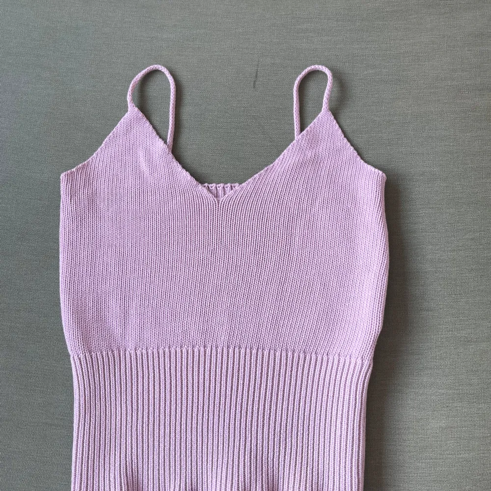 Jätte gulligt rosa/lila stickat linne från brandy Melville💕köpt för något år sedan men aldrig använt då det är något för litet!. Toppar.