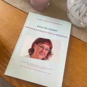 En super bra och lärorik bok för blivande eller arbetande frisörer som vill utvecklas. Den är i nyskick och jag köpte den för 259kr på adlibris. 