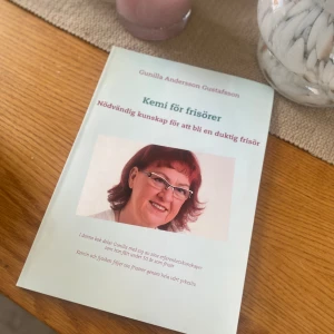 Kemi för frisörer - En super bra och lärorik bok för blivande eller arbetande frisörer som vill utvecklas. Den är i nyskick och jag köpte den för 259kr på adlibris. 