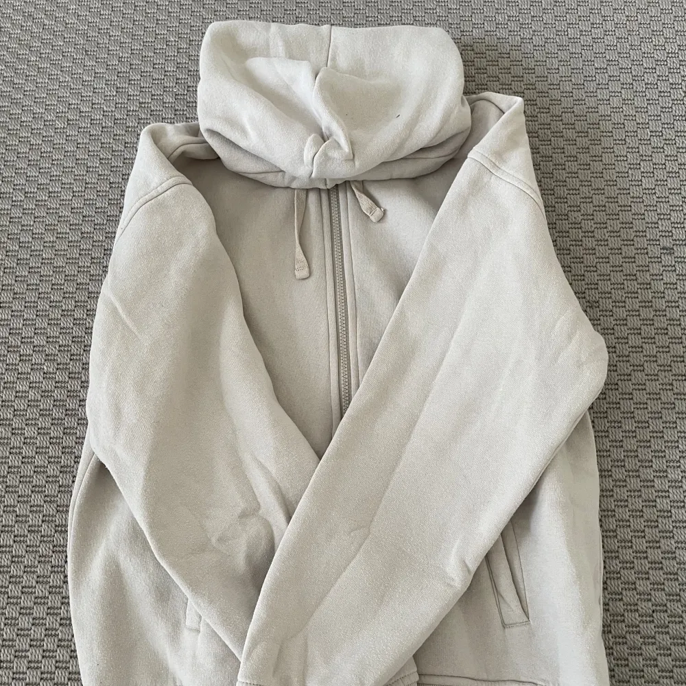 Tjena! Säljer nu denna hoodie från h&m med dragkedja. Fint skick, inga defekter. Storleken är S men passformen är lite större så sitter mer som M. Kontakta mig vid eventuella frågor 🤝. Hoodies.