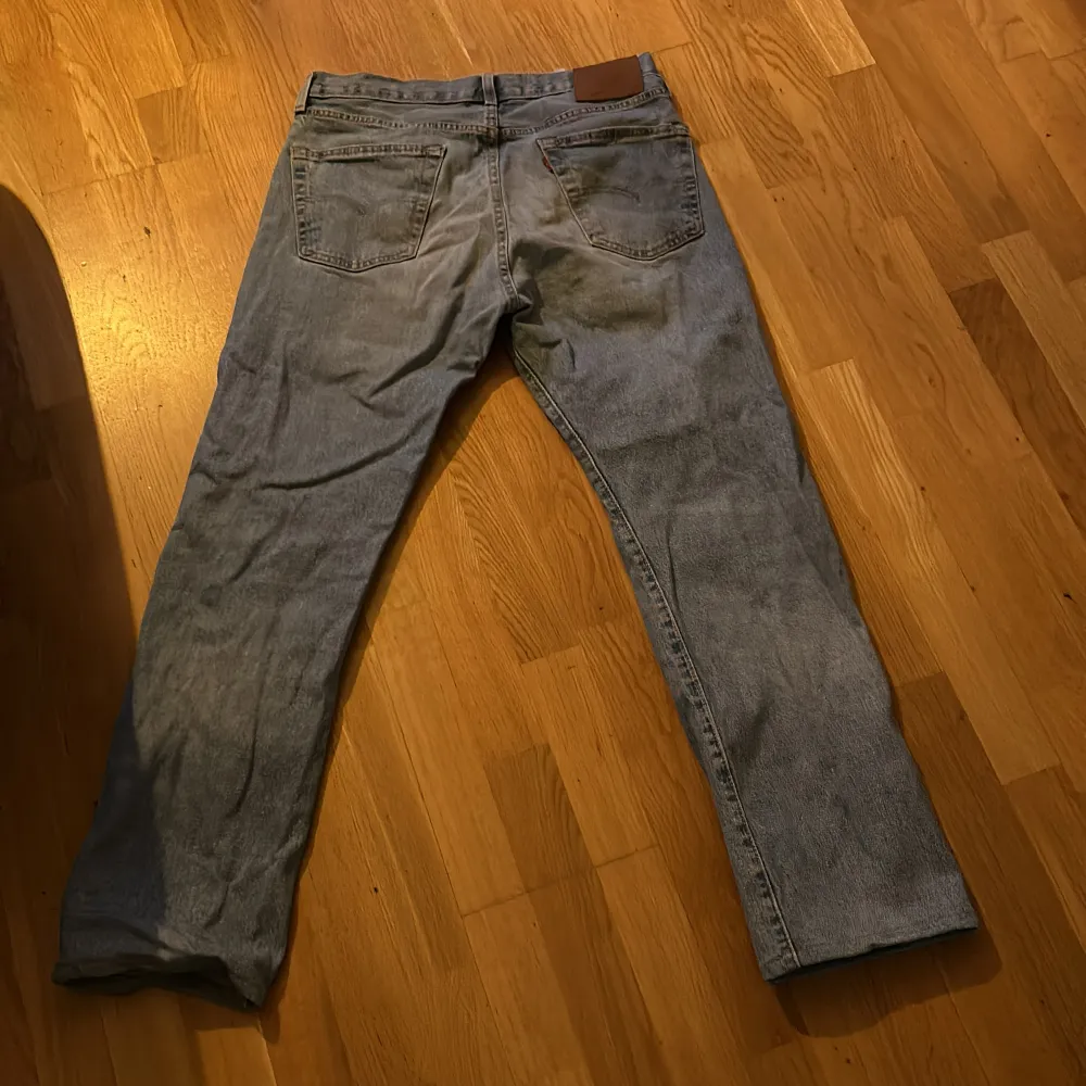 Ett par ljusblå Levis 501 i strorlek 32/30 dom är egentligen storlek 32/32 men uppsydda, dom är i väldigt bra skick och inte använda mycket. Nypris runt 1000 kr. Farkut & Housut.